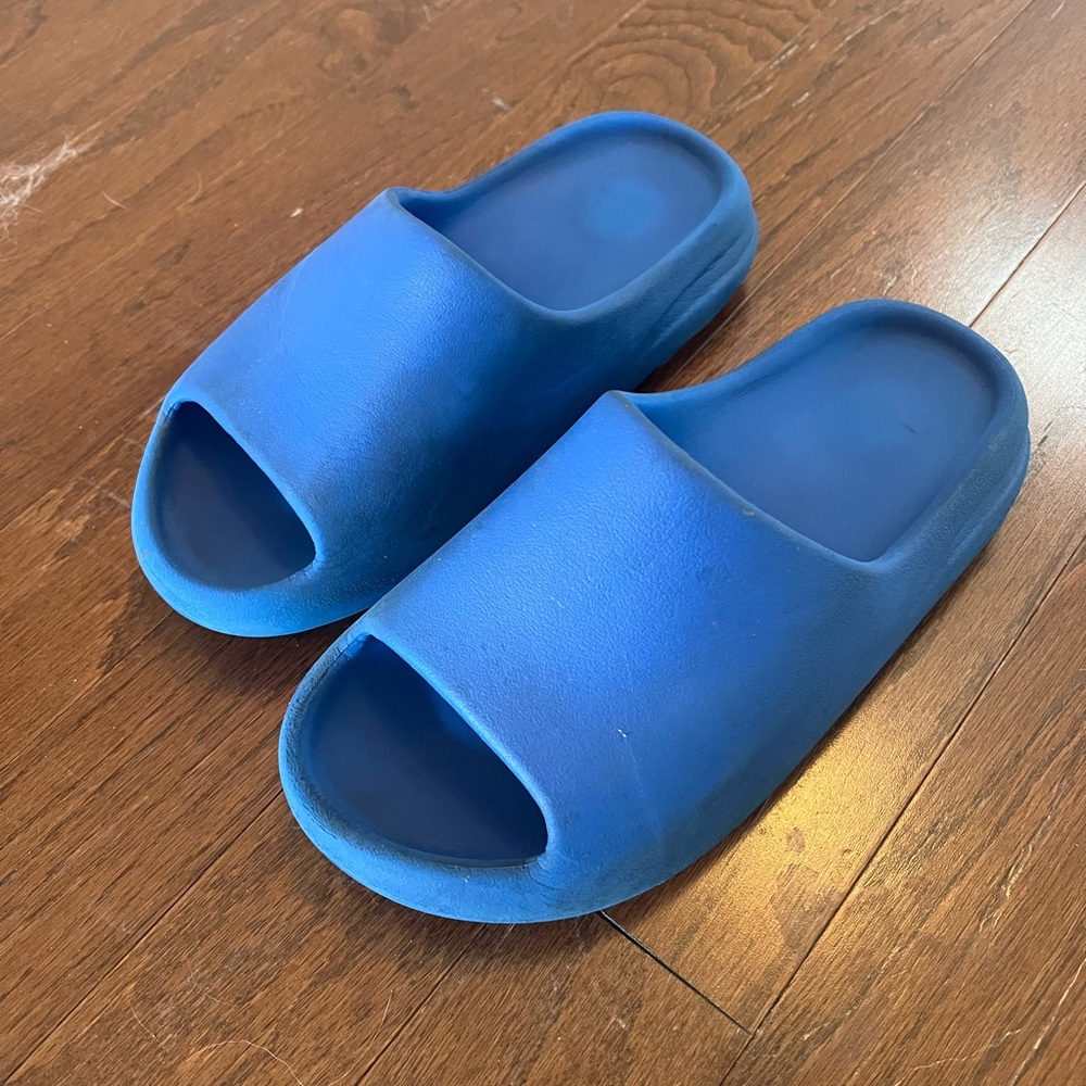 Yeezy Slides - size 8